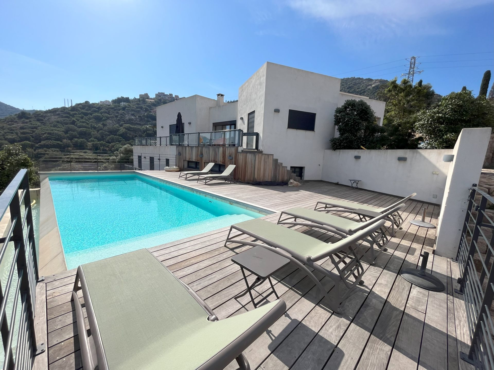 Belle villa avec piscine et vue mer